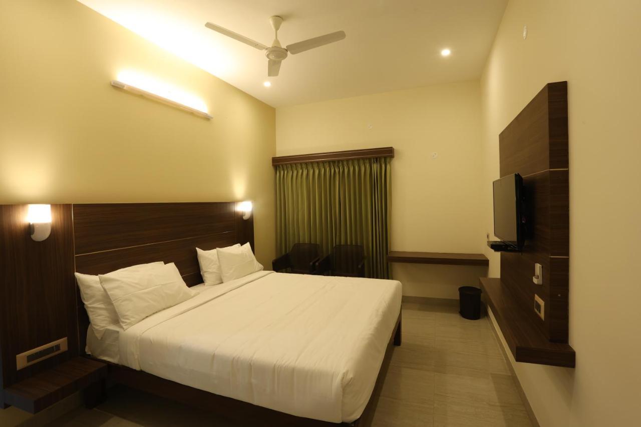 Hotel Minas Manor Tiruchirappalli Esterno foto